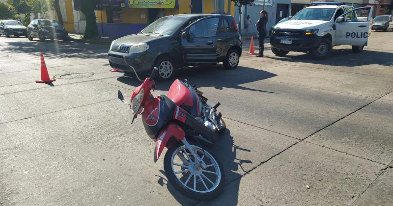 Una mujer resultó herida tras un choque entre un auto y una moto