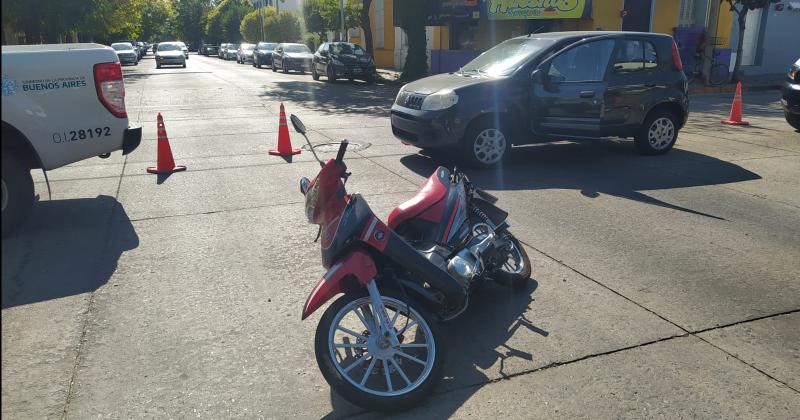 Una mujer resultoacute herida tras un choque entre un auto y una moto