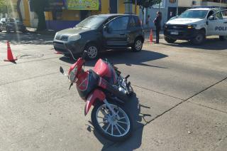 Una mujer resultó herida tras un choque entre un auto y una moto