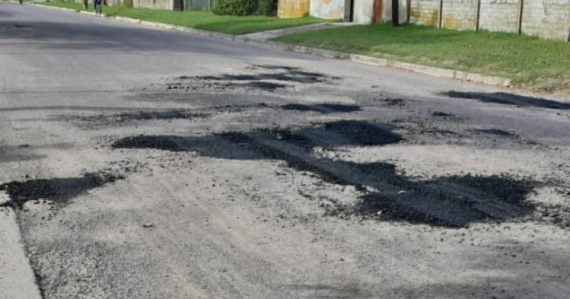 Tras los reclamos el Municipio realiza tareas de bacheo en Colonia San Miguel