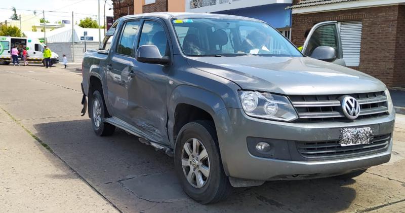 Fuerte choque entre un auto y una camioneta- un bebeacute trasladado por precaucioacuten