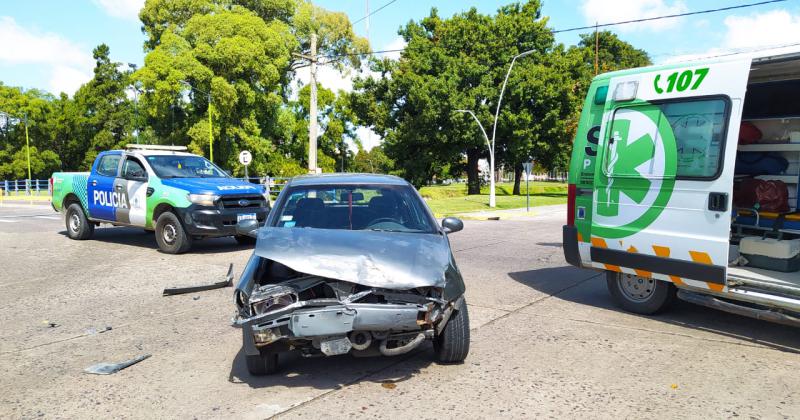 Fuerte choque entre un auto y una camioneta- un bebe trasladado por precaución