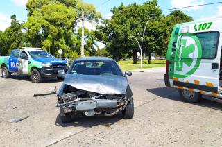 Fuerte choque entre un auto y una camioneta- un bebe trasladado por precaución