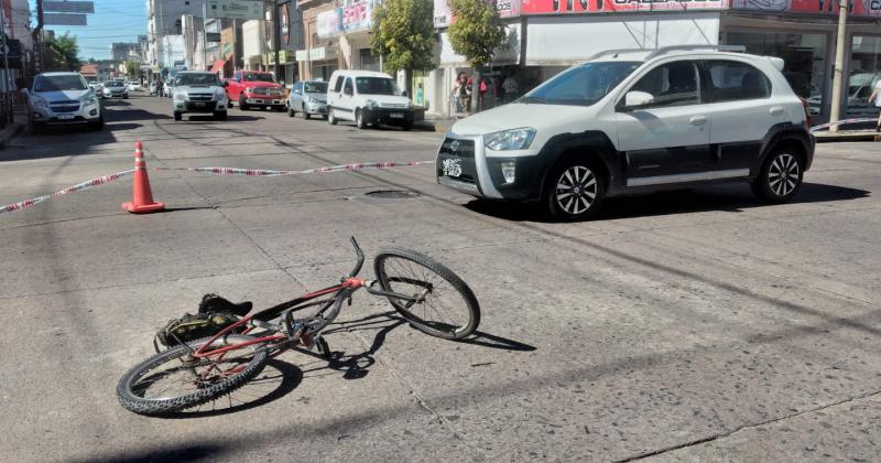 Un ciclista fue trasladado al Hospital luego de chocar un auto