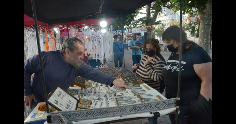 El Diacutea del Artesano se vivioacute con una notable convocatoria en la Gran Feria