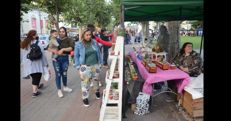 El Diacutea del Artesano se vivioacute con una notable convocatoria en la Gran Feria