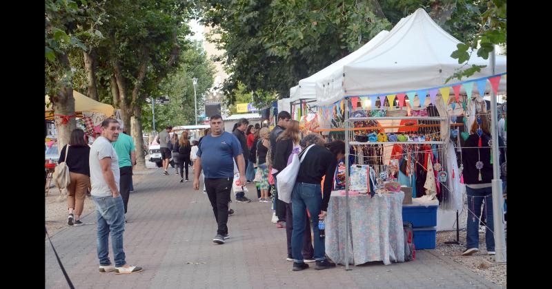 El Diacutea del Artesano se vivioacute con una notable convocatoria en la Gran Feria