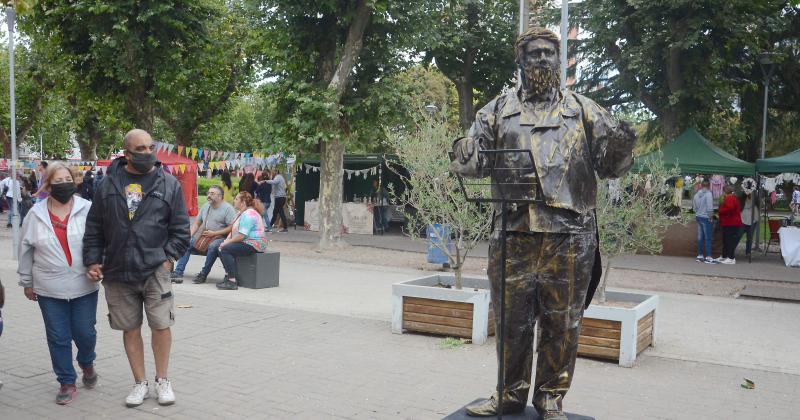 El olavarriense Juan Sebasti�n Abalo fue uno de los protagonistas del festival con el personaje Luciano Pavarotti destacado por el voto de la gente