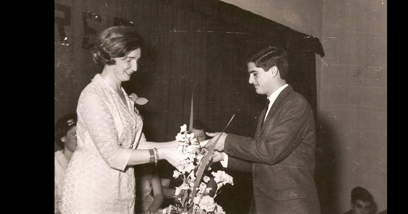 Imagen del acto de egresados de la Promoción 1964 del Colegio Nacional Coronel Olavarría (actualmente Escuela de Educación Secundaria Nº 6)