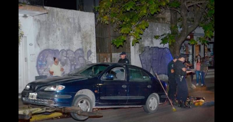 Detuvieron un auto y encontraron que llevaban 13 frascos con marihuana