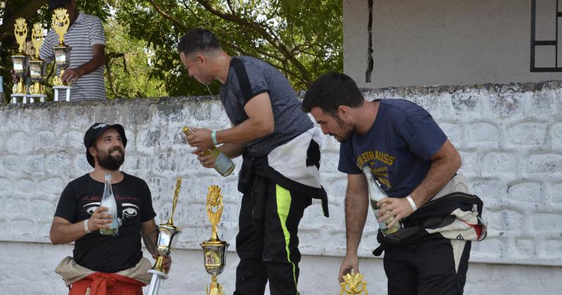 Bernardo Fucc (3º) Braian Stracquadaini (1º) y Manuel Mentasty (2º) celebraron en La Bota