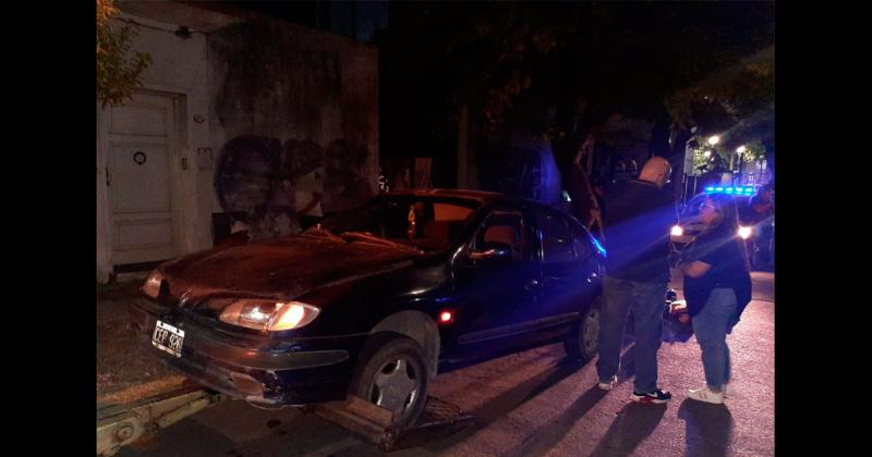 Detuvieron un auto y encontraron que llevaban 13 frascos con marihuana