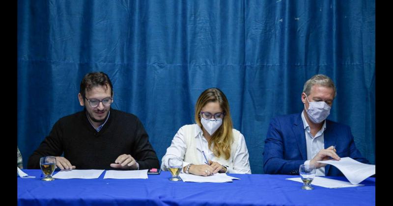 Provincia impulsa creacuteditos blandos para egresados de los CFL