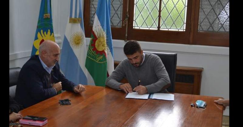 El rector Marcelo Aba y el intendente Ezequiel Galli firmaron ayer el convenio