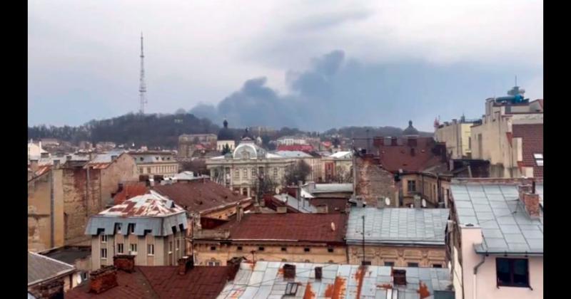 Según las im�genes tomadas por medios internacionales se puede observar una enorme columna de humo en las afueras de Lviv