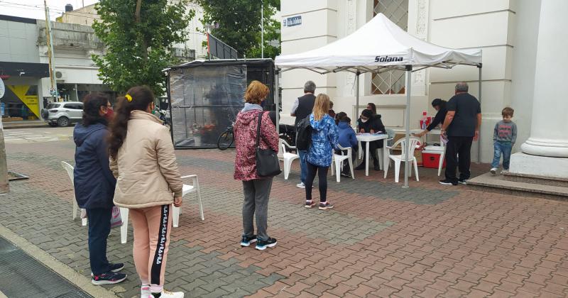 Respetando el distanciamiento las personas aguardan su turno para vacunarse