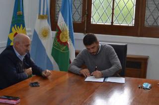 El rector Marcelo Aba y el intendente Ezequiel Galli firmaron ayer el convenio