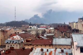 Según las im�genes tomadas por medios internacionales se puede observar una enorme columna de humo en las afueras de Lviv