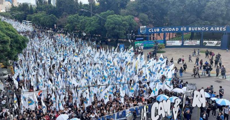 La C�mpora la calle y las urnas