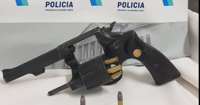 Retuvieron a un hombre por portacioacuten de arma y marihuana