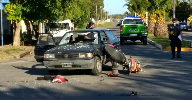 Fuerte choque en Sierra Chica- un motociclista se encuentra en grave estado