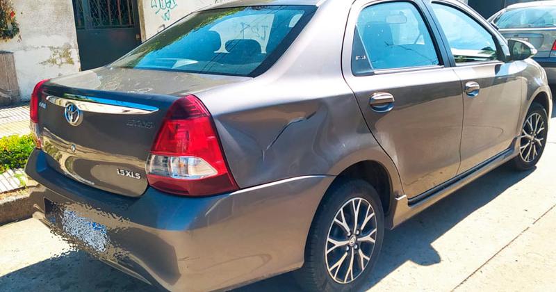 Un auto Toyota Etios el otro de los vehículos participantes en el accidente