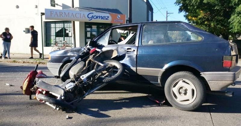 Fuerte choque en Sierra Chica- un motociclista se encuentra en grave estado