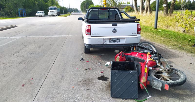 Una motociclista herida tras chocar con una camioneta