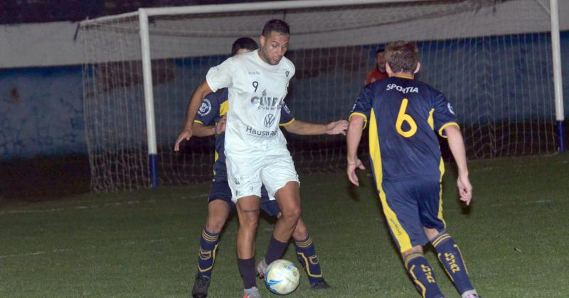 Emanuel Pennisi marcó dos goles en el triunfo de Racing