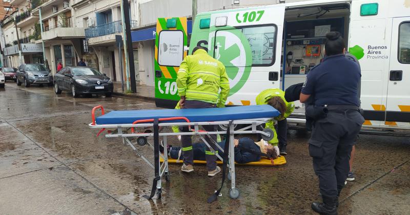 Una mujer resultoacute herida tras ser embestida por un auto en pleno centro