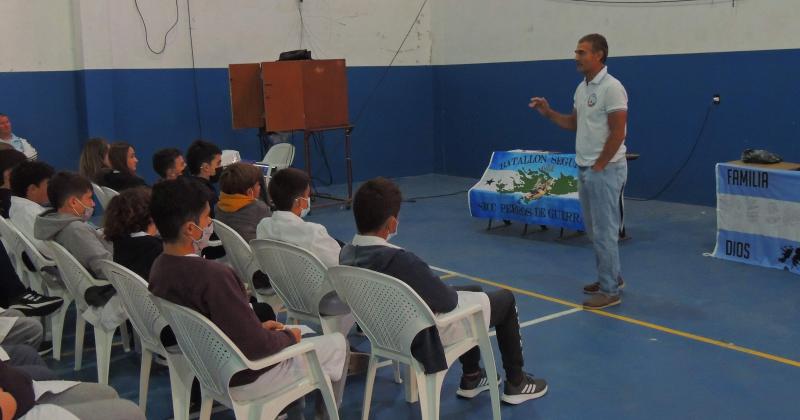 Jorge Rinaldi habló con alumnos de la ES N° 1 sobre su experiencia en la guerra y su vida luego de ella