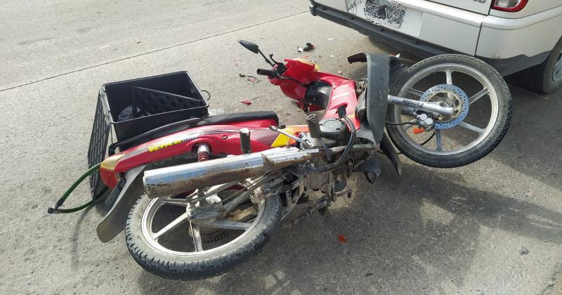 Una motociclista herida tras chocar con una camioneta