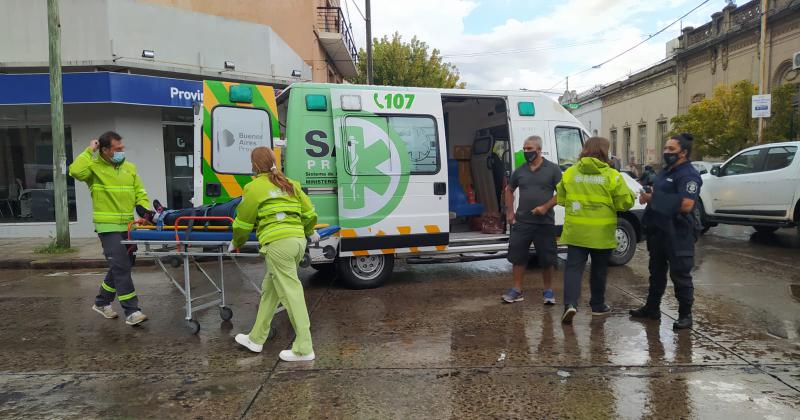 Una mujer resultó herida tras ser embestida por un auto