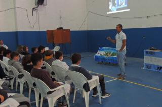 Jorge Rinaldi habló con alumnos de la ES N° 1 sobre su experiencia en la guerra y su vida luego de ella