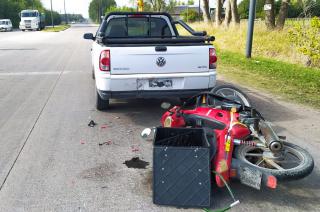 Una motociclista herida tras chocar con una camioneta