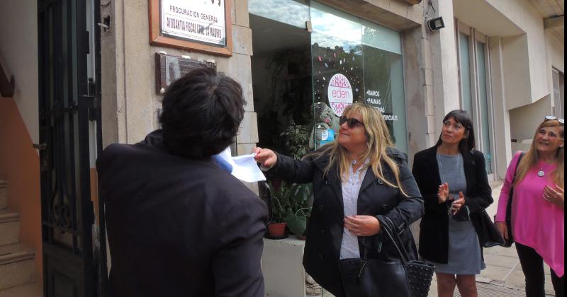 Familiares de la ex Fiscal Susana Alonso participaron del acto en el que se colocó una placa en su memoria en la Ayudantía Fiscal de La Madrid