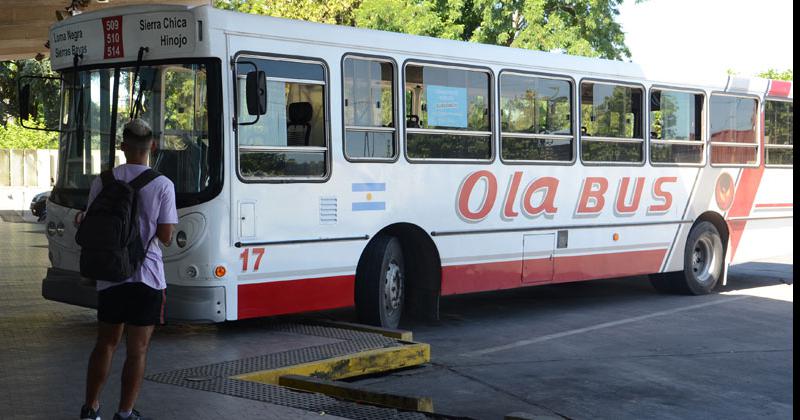 Se trata del servicio que transporta pasajeros que viene a Loma Negra y que pasa por la facultad a las 1215