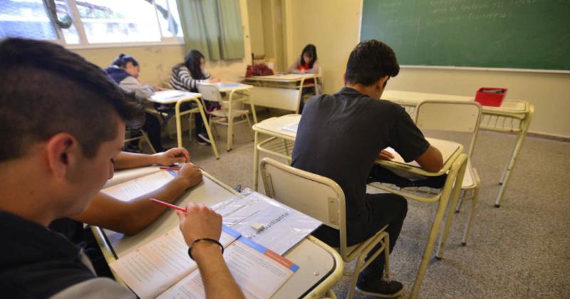 Las escuelas secundarias bonaerenses volveraacuten a tener notas numeacutericas