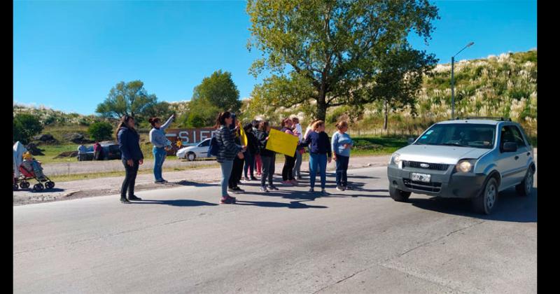 Protesta en el acceso a Sierra Chica- vecinos reclaman un meacutedico de Guardia 