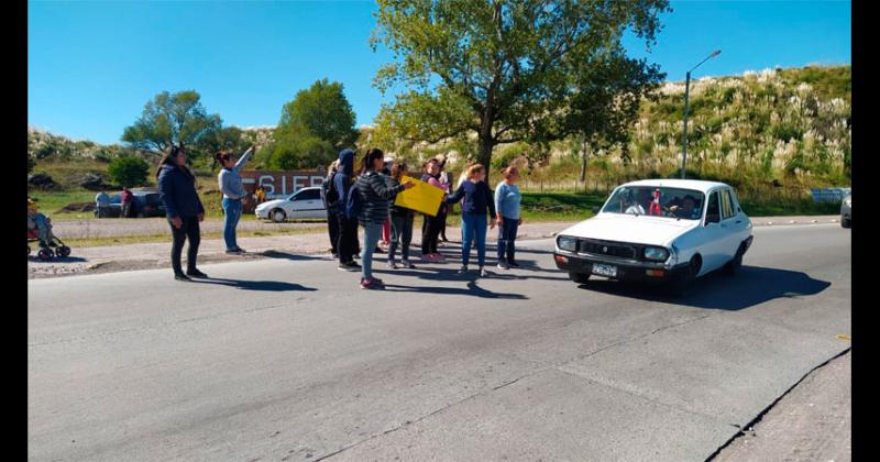 Protesta en el acceso a Sierra Chica- vecinos reclaman un meacutedico de Guardia 