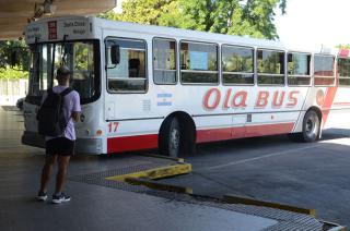 Se trata del servicio que transporta pasajeros que viene a Loma Negra y que pasa por la facultad a las 1215