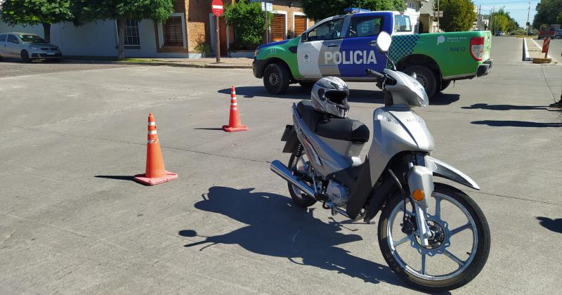 Una mujer cayó de su moto y sufrió heridas