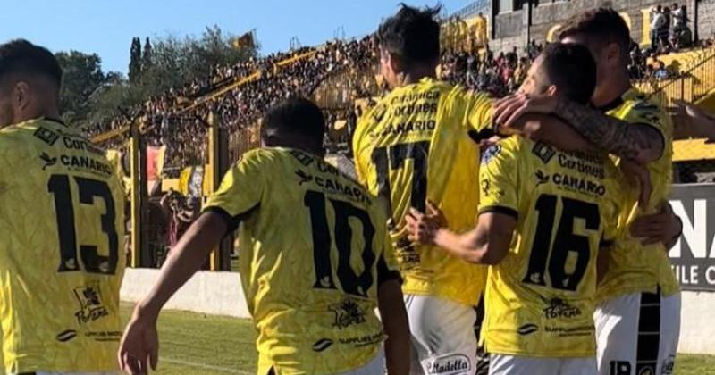 Barbieri (18) uno de los goleadores de Flandria