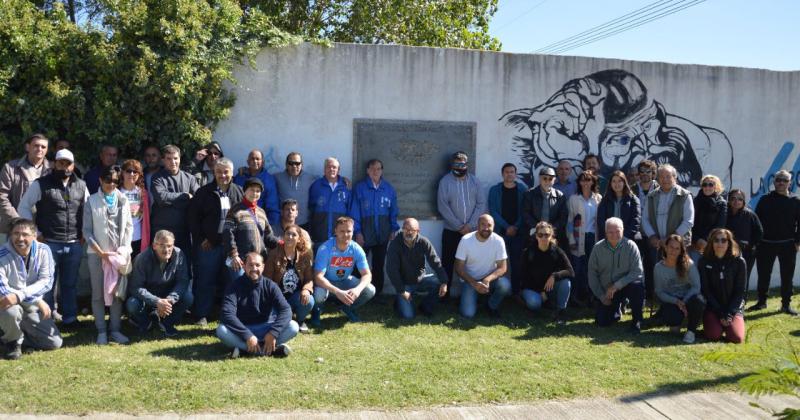 Se inauguroacute una placa en homenaje a los Veteranos y Caiacutedos en Malvinas