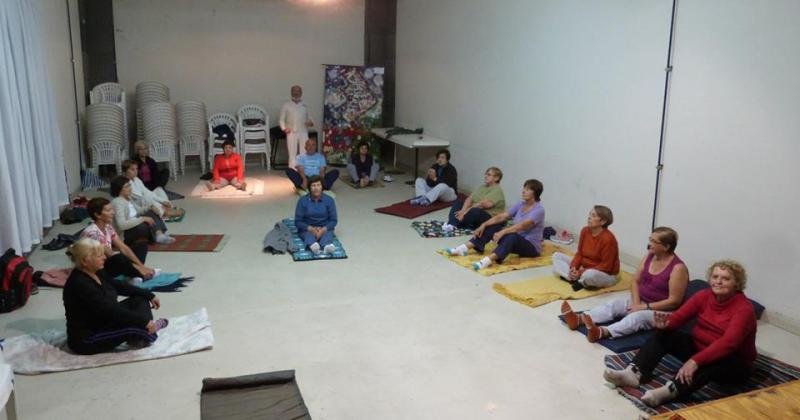 Yoga es uno de los talleres en el que pueden inscribirse adultos