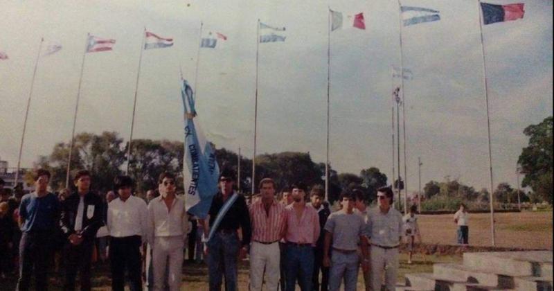 Pocho Ponce Alto delgado con la bandera de los Ex Combatientes en un acto en Plaza Aguado