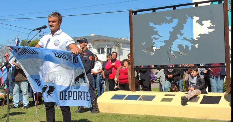 Una multitud acompañó el desfile cívico militar que se llevó a cabo como parte de los festejos por el 40 aniversario de la guerra