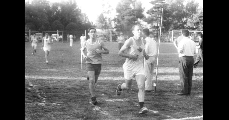 El atleta Héctor Grunewald corriendo en la cancha del Centro Deportivo Sarmiento de la ciudad de Coronel Su�rez donde vivió antes de radicarse en Olavarría