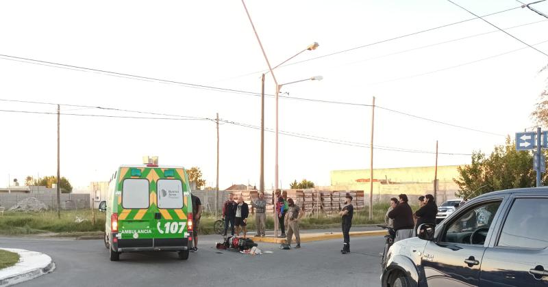 Una camioneta embistioacute una moto en una rotonda