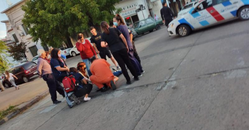 Una ciclista se chocoacute un auto y resultoacute herida 